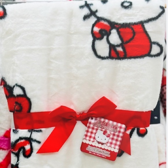 Hello Kitty Faux Rabbit Fur Throw - Picture 2 of 3